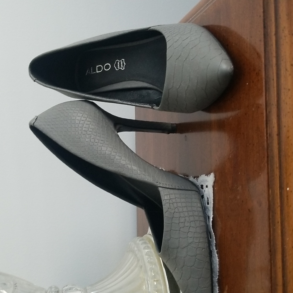 Gray textured pumps